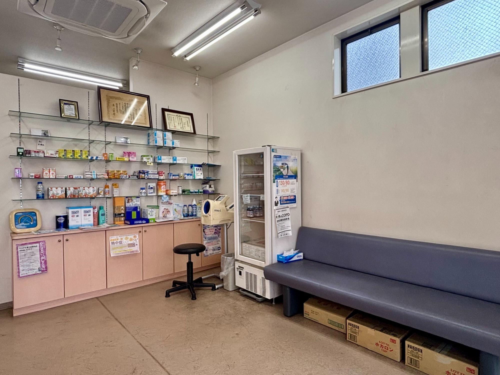 高根調剤薬局内観